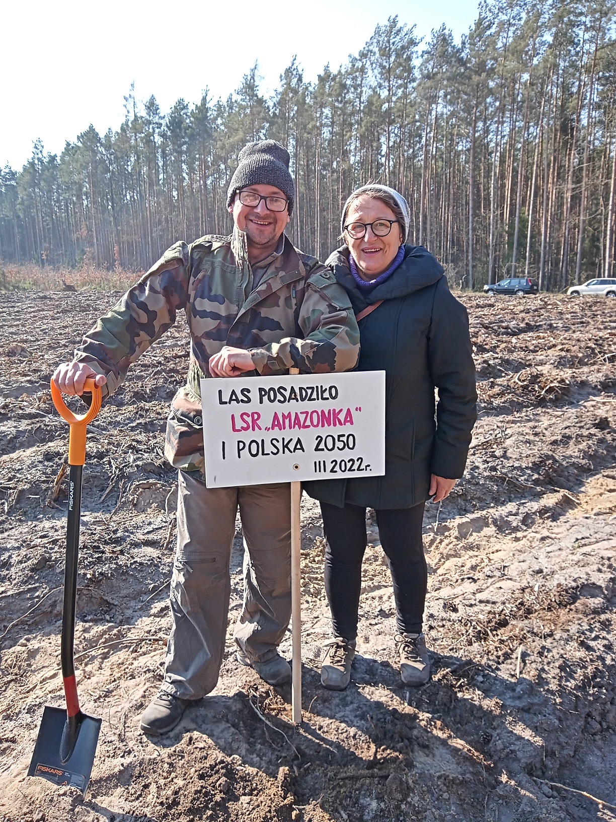 Przestawiciele Polska 2050 i leszczyśkich "Amazonek" przy tablicy upamietaniającej wspólne sadzenie lasu (fot. J.Girtler)