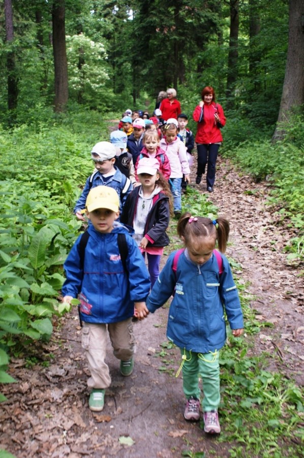 Grupa dzieci na spacerze w lesie (fot. T. Girtler)