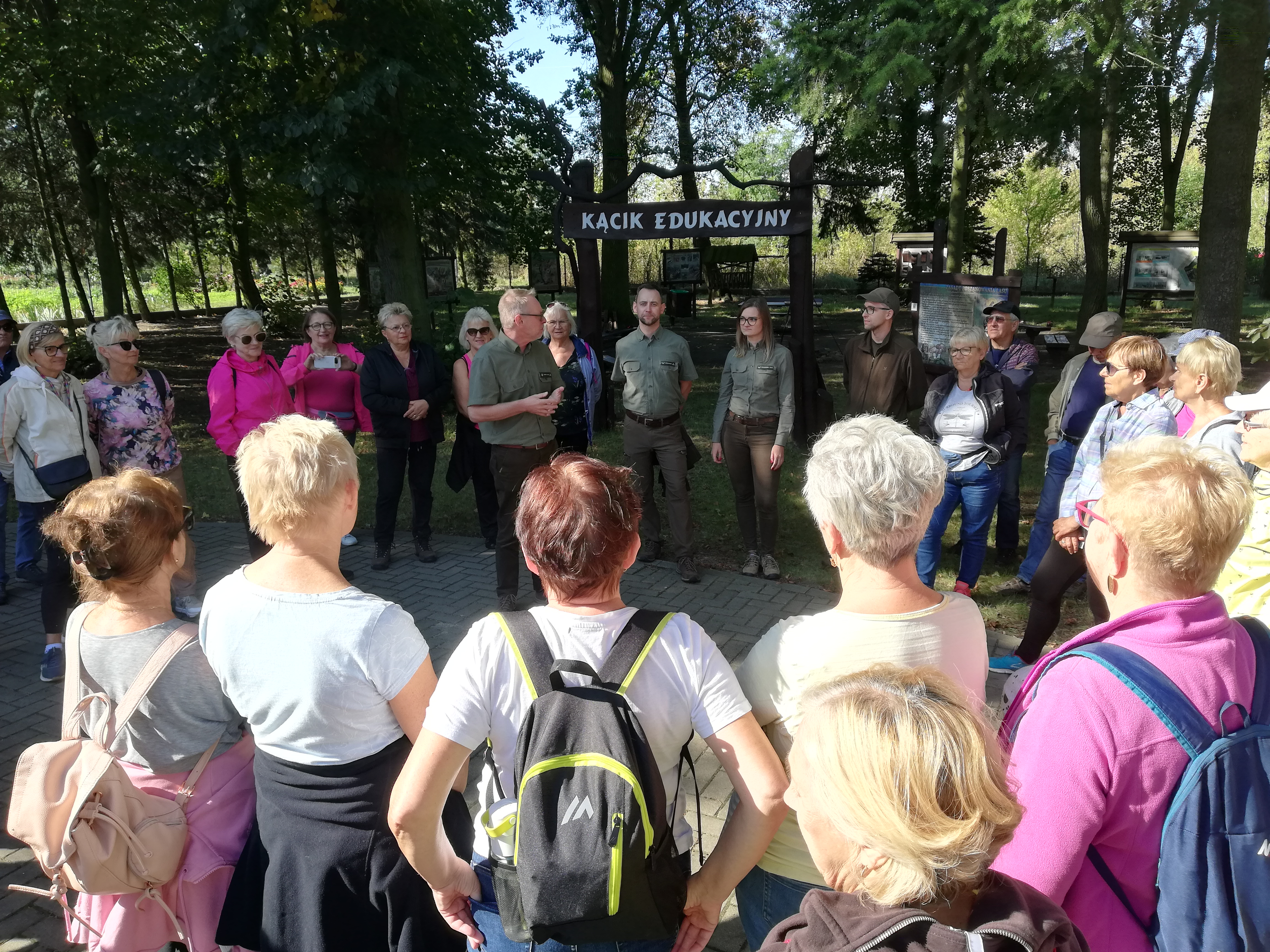 Zdjęcie przedstawia moment przywitania gości zebranych na akcję "Sprzatania lasu"| (fot.J.Girtler)