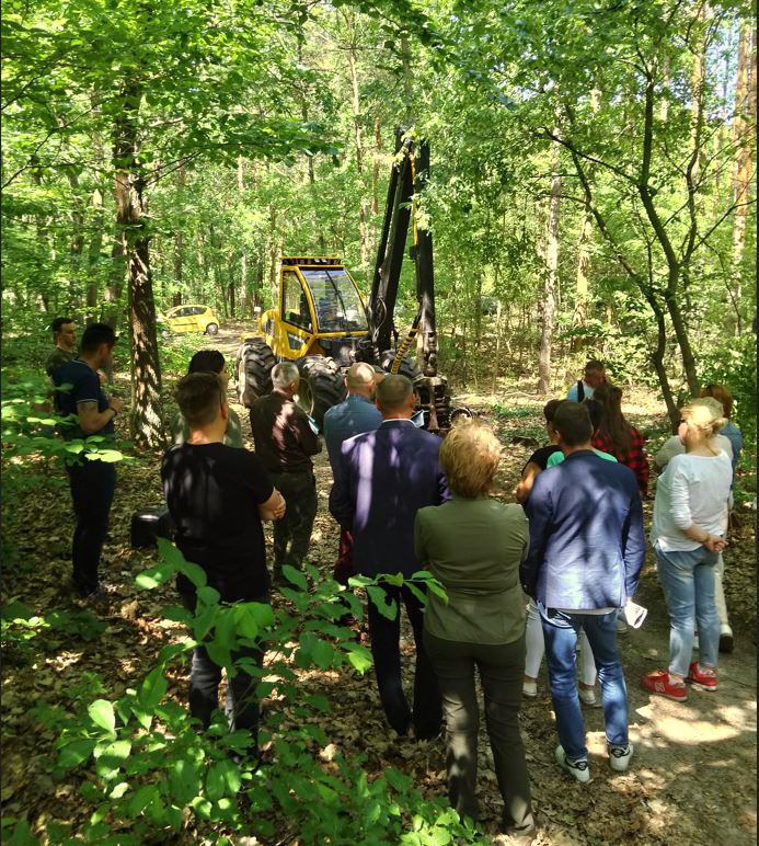 Ludzie&#x20;stojący&#x20;w&#x20;lesie&#x20;przy&#x20;harvesterze&#x20;-&#x20;konsultacje&#x20;społeczne&#x20;&#x28;for&#x2e;J&#x2e;Girtler&#x29;